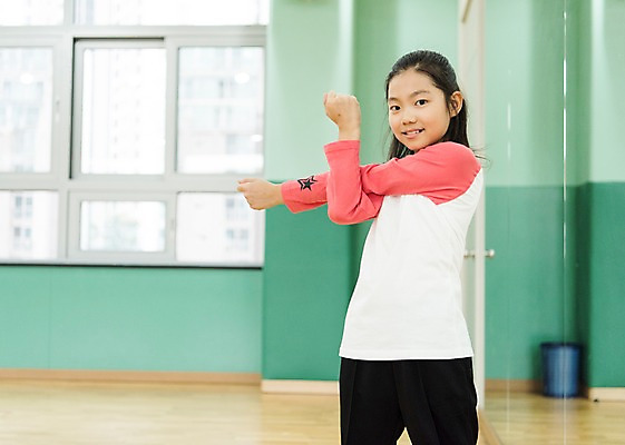 포토 JPG 여자 어린이교육 초등학생 어린이 실내 초등학교 한명 서기 웃음 상반신 앞모습 10대 운동 스쿨라이프 스트레칭 한국인 체육관 소녀만 방과후 국내포토 1 학생 라이프스타일 교육 뷰포인트 학교 모션 청소년 표정 건강 사람 동양인 내부 여자만 어린이만 파일형식