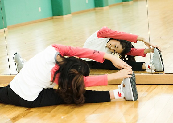 포토 JPG 전신 여자 어린이교육 초등학생 어린이 실내 초등학교 한명 웃음 앉기 앞모습 뒷모습 10대 운동 스쿨라이프 스트레칭 한국인 체육관 벽거울 소녀만 방과후 국내포토 1 학생 라이프스타일 교육 뷰포인트 학교 모션 청소년 표정 건강 사람 동양인 내부 거울 여자만 어린이만 파일형식