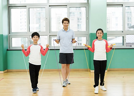 포토 JPG 전신 여자 어린이교육 남자 초등학생 어린이 실내 초등학교 서기 웃음 성인 앞모습 10대 세명 30대 운동 스쿨라이프 교사 한국인 체육관 줄넘기 방과후 국내포토 직업 학생 라이프스타일 교육 뷰포인트 학교 모션 청소년 표정 건강 사람 동양인 내부 장년 파일형식