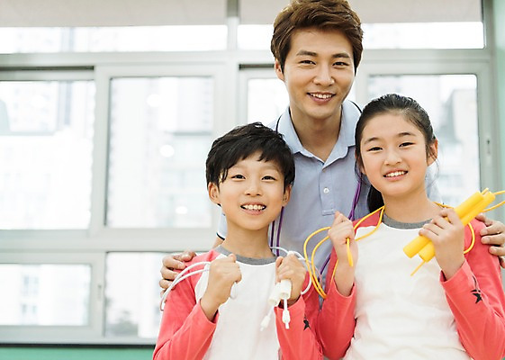 포토 JPG 여자 어린이교육 남자 초등학생 어린이 실내 초등학교 서기 웃음 상반신 성인 앞모습 10대 세명 30대 운동 스쿨라이프 교사 한국인 체육관 줄넘기 방과후 국내포토 직업 학생 라이프스타일 교육 뷰포인트 학교 모션 청소년 표정 건강 사람 동양인 내부 장년 파일형식