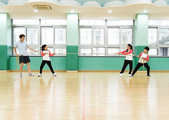 포토 JPG 전신 여자 어린이교육 남자 초등학생 어린이 실내 초등학교 서기 웃음 여러명 성인 옆모습 10대 30대 운동 스쿨라이프 교사 한국인 즐거움 체육관 줄다리기 방과후 국내포토 직업 학생 라이프스타일 교육 감정 뷰포인트 다수 학교 모션 청소년 놀이 표정 건강 사람 동양인 내부 장년 파일형식