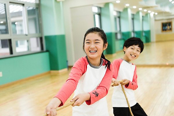포토 JPG 여자 어린이교육 남자 초등학생 어린이 실내 초등학교 서기 웃음 상반신 두명 앞모습 10대 친구 운동 스쿨라이프 한국인 즐거움 체육관 줄다리기 방과후 국내포토 학생 라이프스타일 교육 감정 뷰포인트 학교 관계 모션 청소년 놀이 표정 건강 사람 동양인 내부 파일형식