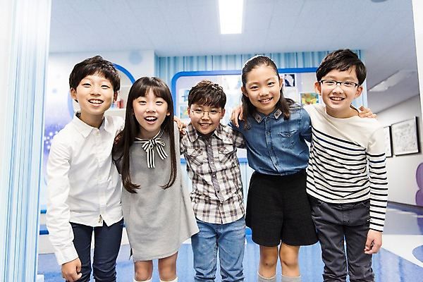 포토 JPG 여자 어린이교육 남자 초등학생 어린이 학교 어깨동무 실내 초등학교 서기 웃음 여러명 상반신 앞모습 10대 친구 스쿨라이프 한국인 복도 즐거움 국내포토 학생 라이프스타일 교육 감정 뷰포인트 포즈 다수 관계 모션 청소년 표정 사람 동양인 내부 파일형식