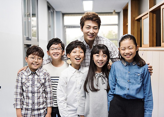 포토 JPG 여자 어린이교육 남자 초등학생 어린이 실내 초등학교 서기 웃음 여러명 상반신 성인 앞모습 10대 30대 스쿨라이프 교사 한국인 복도 즐거움 사제지간 국내포토 직업 학생 라이프스타일 교육 감정 뷰포인트 다수 학교 모션 청소년 표정 사람 동양인 내부 장년 파일형식