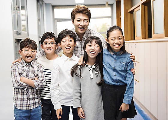 포토 JPG 여자 어린이교육 남자 초등학생 어린이 실내 초등학교 서기 웃음 여러명 상반신 성인 앞모습 10대 30대 스쿨라이프 교사 한국인 복도 즐거움 사제지간 국내포토 직업 학생 라이프스타일 교육 감정 뷰포인트 다수 학교 모션 청소년 표정 사람 동양인 내부 장년 파일형식