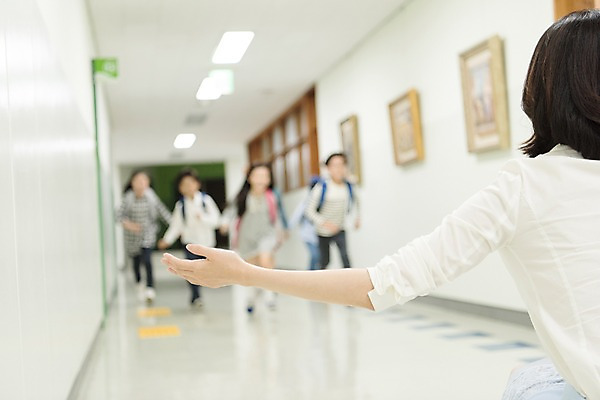 포토 JPG 전신 여자 어린이교육 남자 초등학생 어린이 실내 초등학교 서기 웃음 여러명 상반신 20대 성인 앞모습 뒷모습 10대 달리기 스쿨라이프 교사 한국인 복도 즐거움 사제지간 국내포토 직업 학생 라이프스타일 교육 감정 뷰포인트 다수 학교 모션 청소년 표정 사람 동양인 청년 내부 파일형식