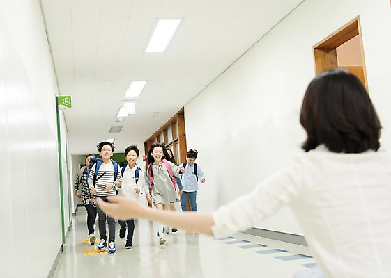 포토 JPG 전신 여자 어린이교육 남자 초등학생 어린이 실내 초등학교 서기 웃음 여러명 상반신 20대 성인 앞모습 뒷모습 10대 달리기 스쿨라이프 교사 한국인 복도 즐거움 사제지간 국내포토 직업 학생 라이프스타일 교육 감정 뷰포인트 다수 학교 모션 청소년 표정 사람 동양인 청년 내부 파일형식