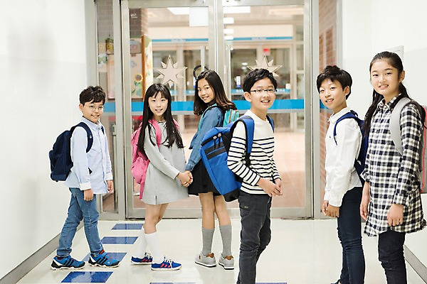 포토 JPG 전신 여자 어린이교육 남자 초등학생 어린이 책가방 실내 초등학교 서기 웃음 여러명 상반신 앞모습 옆모습 10대 친구 스쿨라이프 손잡기 한국인 복도 국내포토 학생 라이프스타일 교육 뷰포인트 다수 가방 학교 관계 모션 청소년 표정 사람 동양인 내부 파일형식