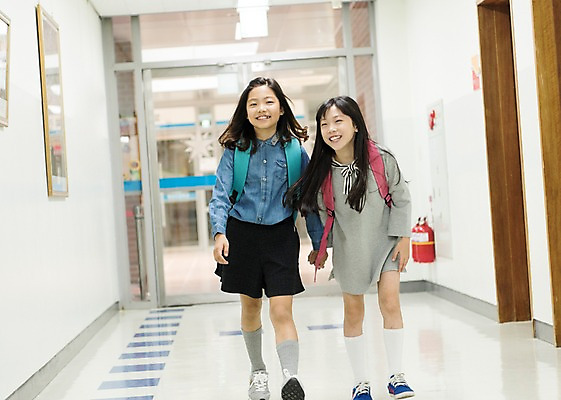 포토 JPG 전신 여자 어린이교육 초등학생 어린이 책가방 실내 초등학교 서기 웃음 두명 앞모습 10대 친구 스쿨라이프 손잡기 한국인 복도 즐거움 소녀만 십대여자만 국내포토 학생 라이프스타일 교육 감정 뷰포인트 가방 학교 관계 모션 청소년 표정 사람 동양인 내부 여자만 어린이만 십대만 파일형식