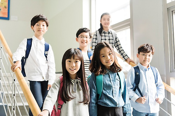 포토 JPG 여자 어린이교육 남자 초등학생 어린이 학교 실내 초등학교 서기 웃음 여러명 상반신 앞모습 10대 친구 스쿨라이프 계단 한국인 복도 즐거움 국내포토 학생 라이프스타일 교육 감정 뷰포인트 다수 관계 모션 청소년 표정 사람 동양인 내부 파일형식