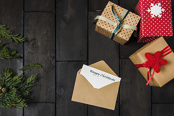 포토 JPG 스튜디오촬영 백그라운드 크리스마스 겨울 포장 나뭇잎 실내 사람없음 목재 나뭇결 장식 선물상자 편지 나무바닥 국내포토 나무 계절 기념일 잎 재료 바닥 선물 내부 상자 파일형식