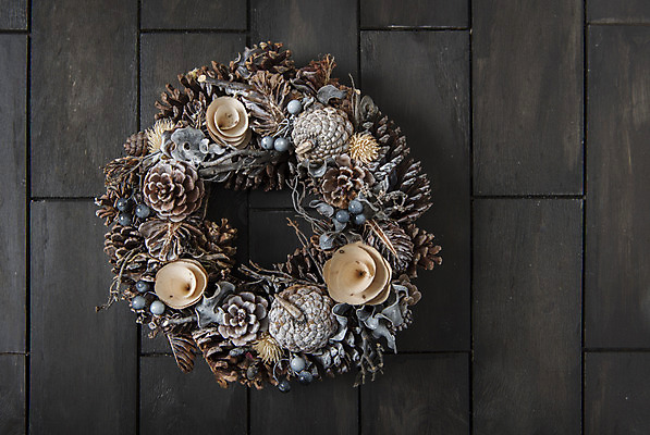 포토 JPG 스튜디오촬영 백그라운드 크리스마스 겨울 실내 사람없음 목재 장식 나뭇가지 나무바닥 솔방울 크리스마스리스 국내포토 나무 계절 기념일 재료 바닥 내부 화환 파일형식