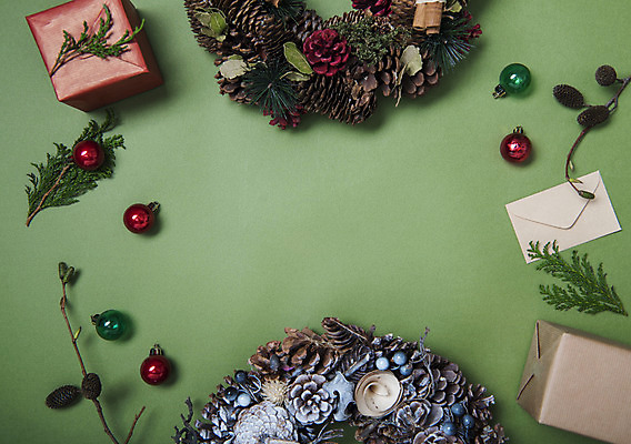 포토 JPG 스튜디오촬영 백그라운드 크리스마스장식 크리스마스 겨울 나뭇잎 편지봉투 실내 사람없음 장식 선물상자 나뭇가지 크리스마스리스 국내포토 나무 계절 기념일 잎 봉투 선물 내부 상자 화환 편지 파일형식