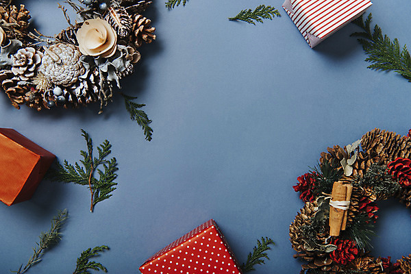 포토 JPG 스튜디오촬영 백그라운드 크리스마스 겨울 나뭇잎 실내 사람없음 장식 선물상자 나뭇가지 솔방울 크리스마스리스 국내포토 나무 계절 기념일 잎 선물 내부 상자 화환 파일형식