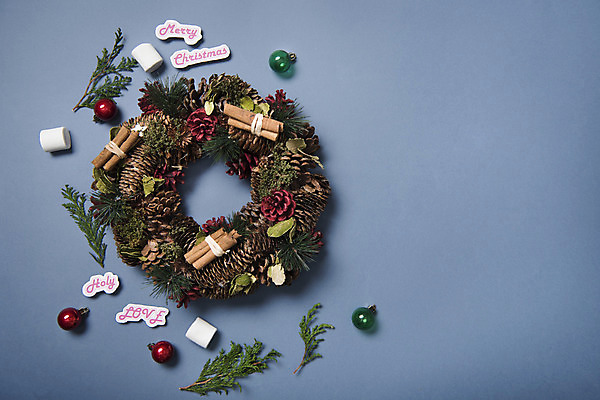 포토 JPG 스튜디오촬영 백그라운드 크리스마스 겨울 나뭇잎 실내 사람없음 장식 나뭇가지 솔방울 마시멜로우 크리스마스리스 국내포토 나무 계절 기념일 잎 디저트 내부 화환 파일형식