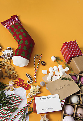 포토 JPG 스튜디오촬영 백그라운드 크리스마스 겨울 편지봉투 실내 사탕 빨대 사람없음 장식 선물상자 크리스마스트리 쿠키 마시멜로우 양말주머니 진저맨 국내포토 계절 기념일 디저트 봉투 선물 내부 상자 편지 진저쿠키 파일형식