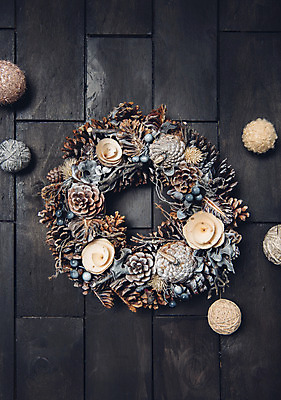 포토 JPG 스튜디오촬영 백그라운드 크리스마스 겨울 실내 사람없음 목재 장식 털실 나무바닥 솔방울 크리스마스리스 국내포토 나무 계절 기념일 재료 바닥 내부 화환 실 파일형식