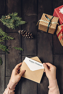 포토 JPG 스튜디오촬영 손 백그라운드 크리스마스 겨울 나뭇잎 실내 한명 목재 신체부위 장식 선물상자 편지 나무바닥 솔방울 국내포토 나무 1 계절 기념일 잎 재료 바닥 선물 사람 내부 상자 파일형식