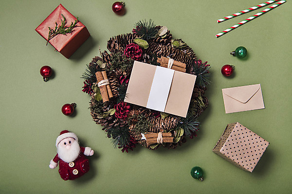 포토 JPG 스튜디오촬영 백그라운드 크리스마스 겨울 나뭇잎 편지봉투 실내 빨대 사람없음 장식 선물상자 솔방울 산타인형 크리스마스리스 국내포토 계절 기념일 인형 잎 봉투 선물 내부 상자 화환 편지 파일형식
