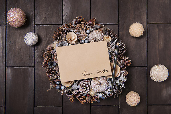 포토 JPG 스튜디오촬영 백그라운드 크리스마스 겨울 편지봉투 실내 사람없음 목재 나뭇가지 털실 나무바닥 솔방울 오너먼트 크리스마스리스 국내포토 나무 계절 기념일 크리스마스장식 재료 봉투 바닥 내부 화환 실 편지 파일형식