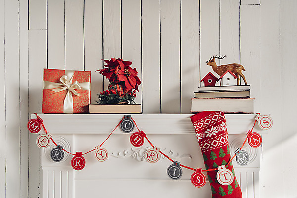 포토 JPG 스튜디오촬영 백그라운드 크리스마스 겨울 실내 사람없음 장식 선물상자 루돌프 벽난로 가랜드 양말주머니 국내포토 계절 기념일 사슴 선물 내부 상자 파티용품 파일형식