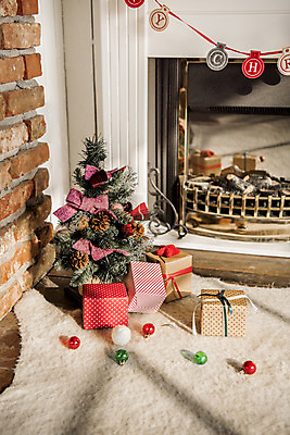 포토 JPG 스튜디오촬영 백그라운드 크리스마스 겨울 실내 사람없음 장식 선물상자 크리스마스트리 카펫 벽난로 가랜드 국내포토 계절 기념일 선물 내부 상자 파티용품 파일형식