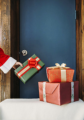 포토 JPG 스튜디오촬영 손 백그라운드 크리스마스 겨울 실내 한명 신체부위 장식 선물상자 산타클로스 문 국내포토 1 계절 기념일 선물 사람 내부 상자 파일형식