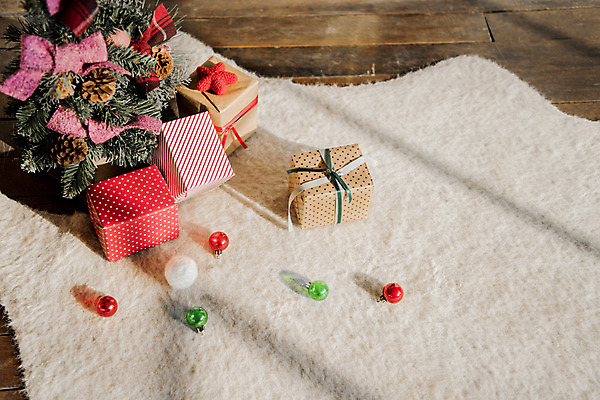 포토 JPG 스튜디오촬영 백그라운드 크리스마스 겨울 실내 사람없음 장식 선물상자 크리스마스트리 카펫 나무바닥 국내포토 계절 기념일 바닥 선물 내부 상자 파일형식