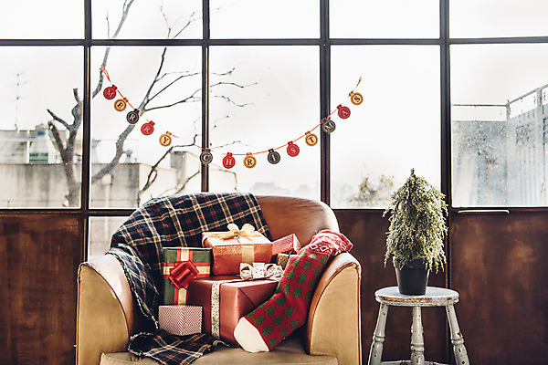 포토 JPG 스튜디오촬영 나무 식물 백그라운드 크리스마스 겨울 창문 실내 사람없음 장식 선물상자 소파 담요 체크무늬 협탁 가랜드 국내포토 계절 기념일 가구 무늬 의자 선물 내부 상자 파티용품 파일형식