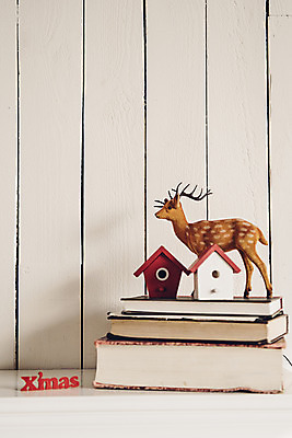 포토 JPG 스튜디오촬영 백그라운드 크리스마스 겨울 탁자 부동산 사슴 실내 사람없음 장식 책 집모양 국내포토 모양 계절 기념일 가구 포유류 내부 재산 파일형식