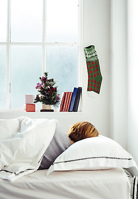 포토 JPG 스튜디오촬영 남자 어린이 백그라운드 크리스마스 겨울 창문 베개 양말 실내 한명 상반신 뒷모습 장식 책 선물상자 눕기 크리스마스트리 침대 소년한명만 국내포토 1 계절 기념일 뷰포인트 가구 침구 모션 선물 사람 내부 상자 남자한명만 소년만 파일형식