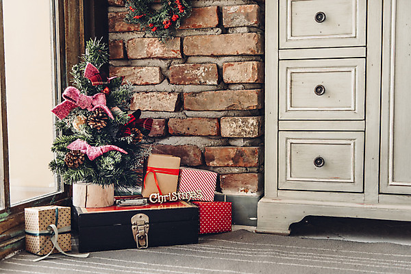 포토 JPG 스튜디오촬영 백그라운드 크리스마스 겨울 벽돌 실내 사람없음 장식 선물상자 크리스마스트리 카펫 서랍장 크리스마스리스 국내포토 계절 기념일 가구 선물 내부 상자 화환 파일형식