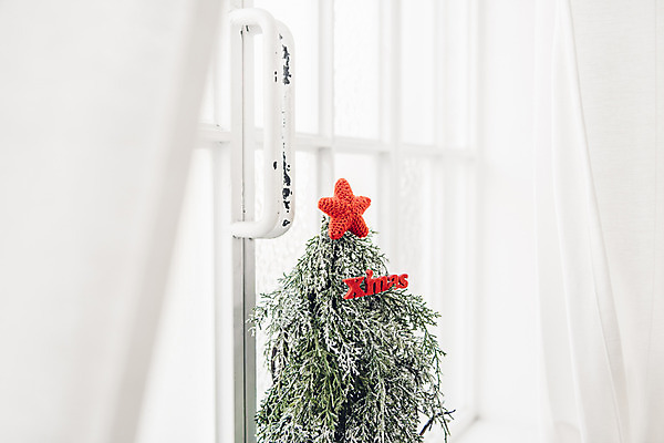 포토 JPG 스튜디오촬영 백그라운드 크리스마스 겨울 창문 실내 사람없음 장식 크리스마스트리 흰색 커튼 창가 별모형 국내포토 계절 기념일 별 컬러 내부 모형 파일형식