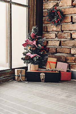 포토 JPG 스튜디오촬영 백그라운드 크리스마스 겨울 벽돌 실내 사람없음 장식 선물상자 크리스마스트리 창가 크리스마스리스 국내포토 계절 기념일 창문 선물 내부 상자 화환 파일형식