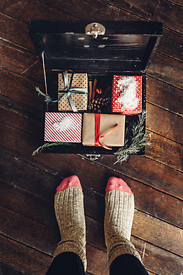 포토 JPG 스튜디오촬영 백그라운드 크리스마스 겨울 발 나뭇잎 양말 실내 한명 목재 신체부위 장식 선물상자 나뭇가지 나무바닥 솔방울 국내포토 나무 1 계절 기념일 잎 재료 바닥 선물 사람 내부 상자 파일형식