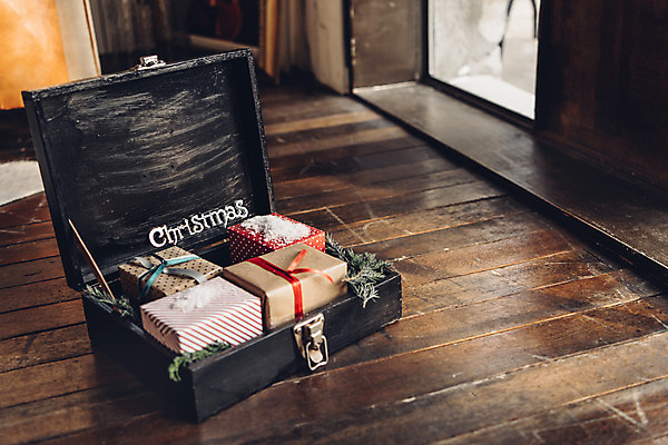 포토 JPG 스튜디오촬영 백그라운드 크리스마스 겨울 나뭇잎 실내 사람없음 목재 장식 선물상자 나무바닥 국내포토 나무 계절 기념일 잎 재료 바닥 선물 내부 상자 파일형식