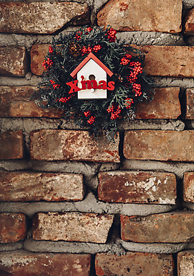 포토 JPG 스튜디오촬영 백그라운드 크리스마스 겨울 부동산 벽돌 실내 사람없음 장식 집모양 크리스마스리스 국내포토 모양 계절 기념일 내부 화환 재산 파일형식