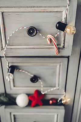 포토 JPG 스튜디오촬영 백그라운드 크리스마스 겨울 전구 실내 사탕 사람없음 아웃포커스 장식 서랍장 별모형 국내포토 계절 기념일 별 가구 디저트 촬영기법 내부 모형 파일형식