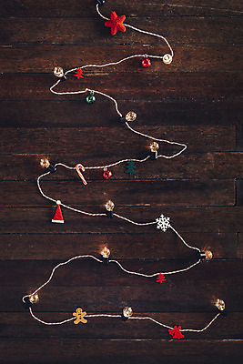 포토 JPG 스튜디오촬영 백그라운드 크리스마스 겨울 산타모자 조명 실내 사탕 사람없음 목재 장식 크리스마스트리 종 나무바닥 진저맨 국내포토 나무 모자_잡화 계절 기념일 재료 디저트 바닥 내부 진저쿠키 파일형식