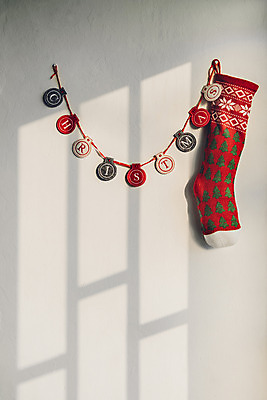 포토 JPG 스튜디오촬영 벽 백그라운드 크리스마스 겨울 창문 양말 실내 그림자 사람없음 장식 가랜드 국내포토 계절 기념일 내부 파티용품 파일형식