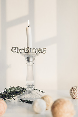 포토 JPG 스튜디오촬영 백그라운드 크리스마스 겨울 초 나뭇잎 실내 그림자 사람없음 장식 흰색 털실 촛대 국내포토 계절 기념일 컬러 잎 내부 실 파일형식