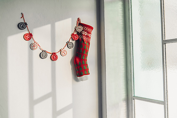 포토 계절 기념일 실내 내부 파티용품 파일형식 양말 창문 그림자 장식 가랜드 JPG 사람없음 크리스마스 겨울 백그라운드 스튜디오촬영 국내포토