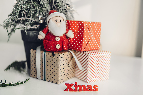 포토 JPG 스튜디오촬영 백그라운드 크리스마스 겨울 탁자 실내 사람없음 장식 선물상자 크리스마스트리 산타인형 국내포토 계절 기념일 인형 가구 선물 내부 상자 파일형식