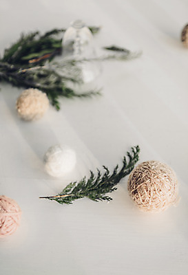 포토 JPG 스튜디오촬영 백그라운드 크리스마스 겨울 탁자 나뭇잎 실내 사람없음 털실 오너먼트 국내포토 계절 기념일 가구 잎 크리스마스장식 내부 실 파일형식