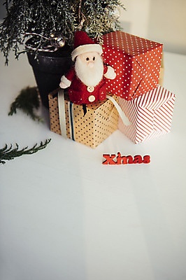 포토 JPG 스튜디오촬영 백그라운드 크리스마스 겨울 탁자 실내 사람없음 장식 선물상자 크리스마스트리 산타인형 국내포토 계절 기념일 인형 가구 선물 내부 상자 파일형식