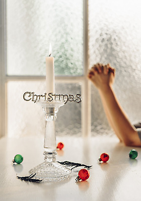 포토 JPG 스튜디오촬영 손 백그라운드 크리스마스 겨울 초 탁자 나뭇잎 실내 한명 아웃포커스 신체부위 장식 기도 촛대 국내포토 1 계절 기념일 가구 잎 촬영기법 사람 내부 파일형식