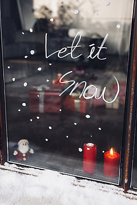 포토 JPG 스튜디오촬영 문자 손글씨 백그라운드 크리스마스 겨울 초 창문 실내 사람없음 장식 눈 산타인형 국내포토 자연요소 계절 기념일 인형 날씨 내부 파일형식