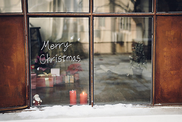 포토 JPG 스튜디오촬영 문자 백그라운드 크리스마스 겨울 초 창문 실내 사람없음 장식 선물상자 크리스마스트리 산타인형 국내포토 계절 기념일 인형 선물 내부 상자 파일형식