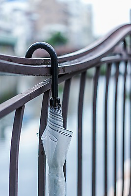 포토 JPG 주간 우산 풍경 사람없음 야외 도시풍경 일본 도시 철창 국내포토 자연요소 아시아 파일형식