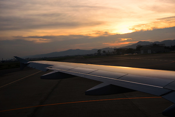포토 JPG 주간 자연 하늘 풍경 사람없음 야외 노을 비행기날개 국내포토 자연요소 비행기 생태계 파일형식